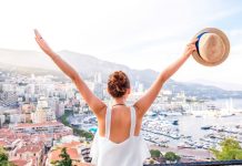 נוף למים הכחולים ורגעים של שקט מול הגלים