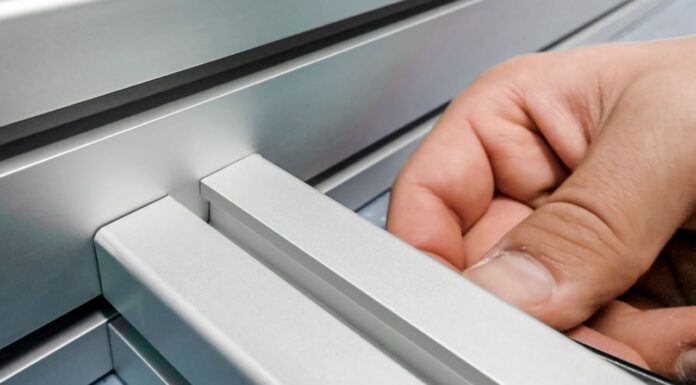 צירים נסתרים ודלתות סמויות – הפתרון האולטימטיבי לעיצוב מודרני